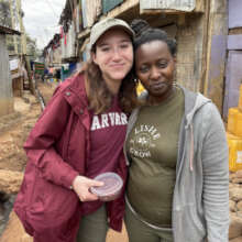 Caitlin (l) helps Stella compost in Kibera (2023)