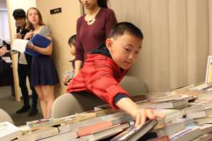A child receives a new book thanks to BOB