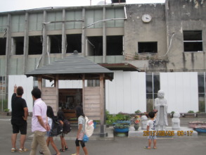 Picture 1: Praying in front of Otsuchi Town Hall