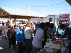 Picture 6: Long Waiting Line for Yakisoba