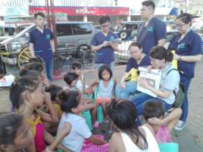 ASMPH students teaching in Divisoria