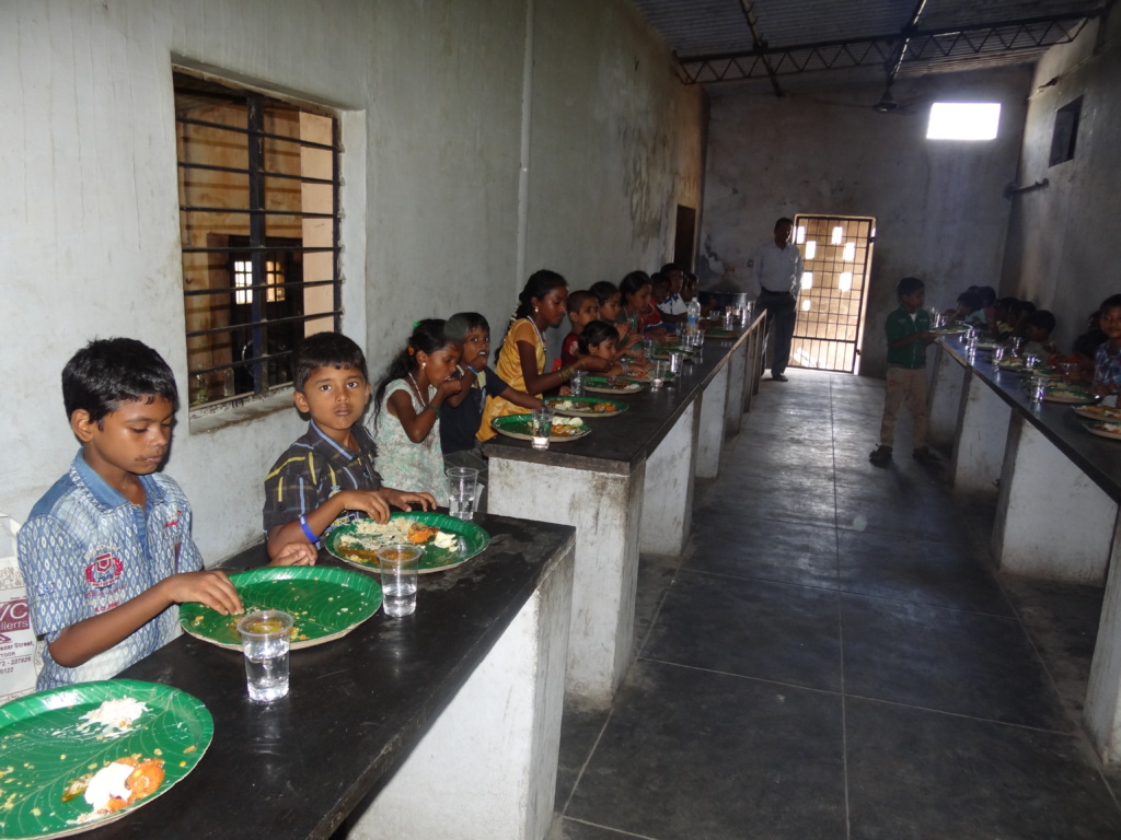 Children eatingmid-day meals
