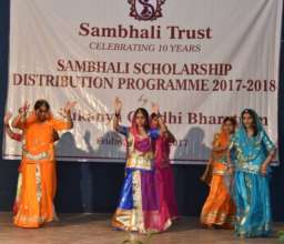 Dancing at the presentation of the scholarships