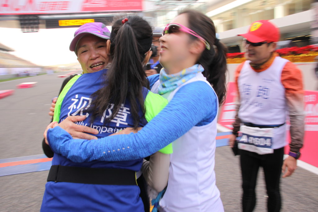 2018 Jan.1 race hug when cross line