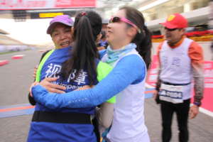 2018 Jan.1 race hug when cross line