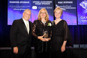 Linda AIW's Founder receiving her Excellence Award