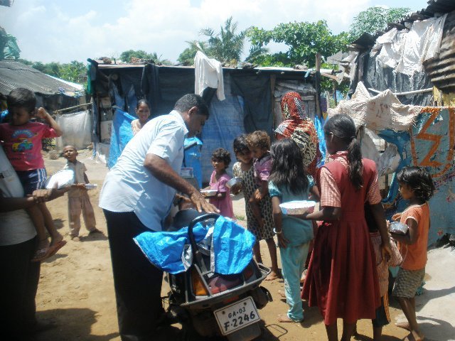 Feed Hot & Nutritious meal to slum dwellers INDIA