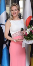 Mrs.Acet&her prize