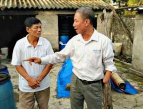 Tuan (r) from AEPD helps Duc make a business plan