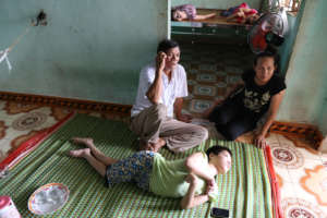 Mr. Duc, Mrs. Hong & their three daughters