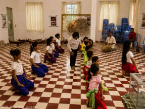 Traditional Yike dance lesson