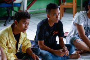 Fiqri during the activity (in the middle)