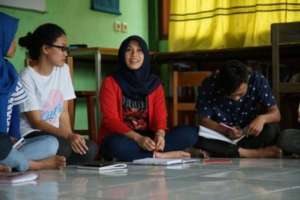 Nurhasanah in the middle
