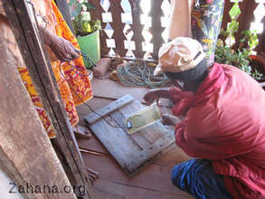 Mounting the solar panel to charge the cell phone