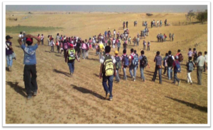 Bedouin children walk to school in Naqab (Adalah)