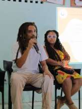 Lucas presenting Favela Vive at the fair