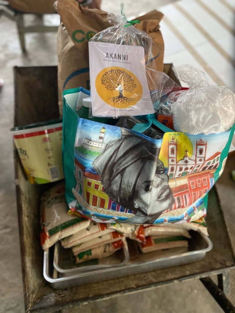 Basket of materials for the beijuzeira women