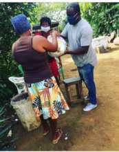 Viva a Vida's President distributing emergency aid