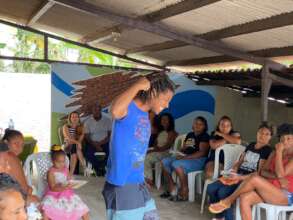 Poetry performance for the beijuzeira women