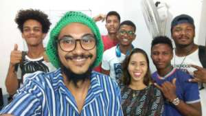 Six young community leaders and Marcos Paulo