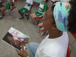 The mobile Afroteca visits a local school