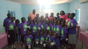 Group pictures with the 32 participants. 2016