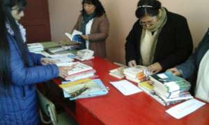 Teachers receiving children's literary new books
