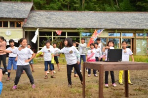 Children from Kumamoto perform local dance