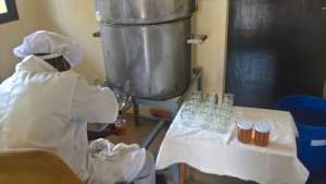 Filling glass containers with honey