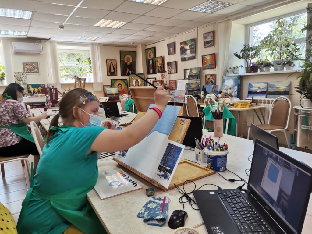 A distant class for patients of nursing home