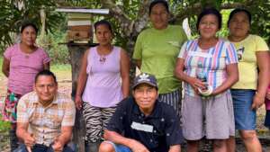 Promoters with new beekeepers in Loreto