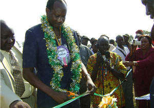 The governer of Sudan cuts the ceremony ribbon