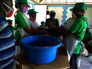 AFEDEM members wash the fruit