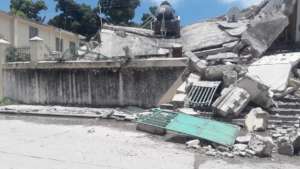 Collapsed house in Les Cayes 2 Aug13