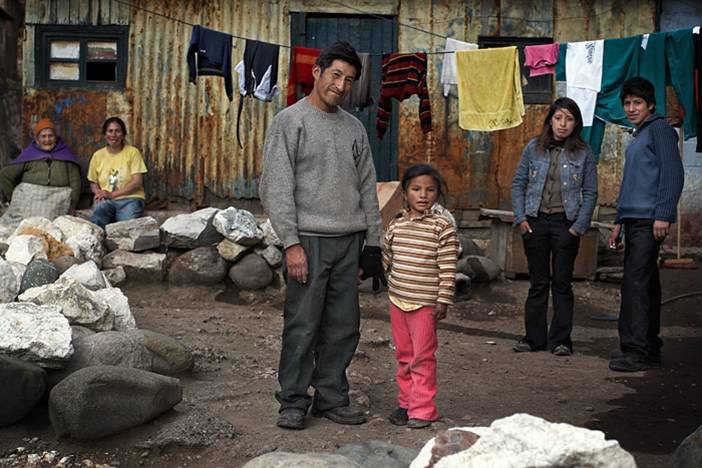 Family in La Oroya. | Credit: Giuliano Koren