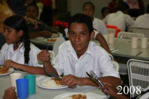 Hanthonyz having lunch at the school