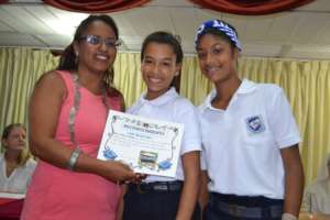Yeisy receiving a recognition for her work (2016)