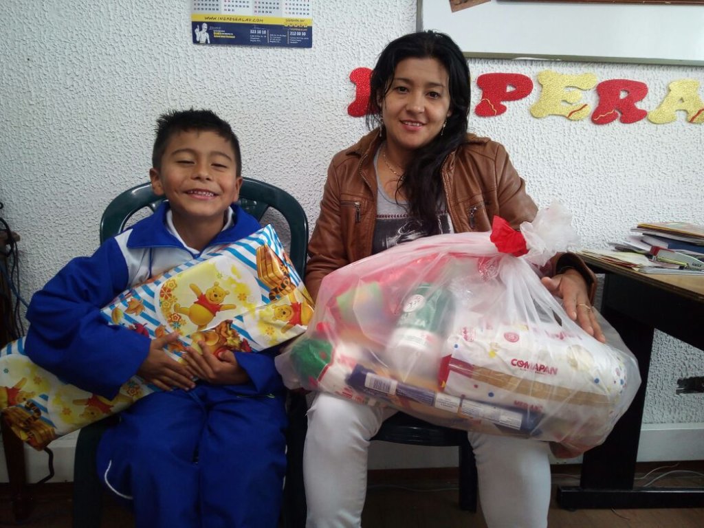 Juan Pablo's family with gift of groceries