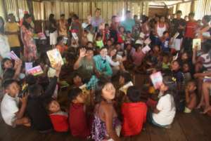 The community of Orinoco receiving school supplies