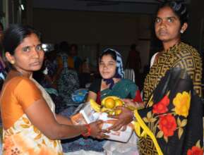 Giving_food_nutritious_diet_to_rural_patient