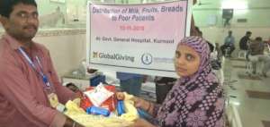 Poor Women receiving Nutrition from Charity India