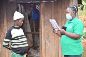 A CHV educating a mother on ICCM