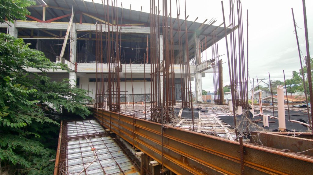 steel bars in preparation for next storey