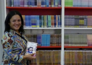 Indira Morales, AMNLAE Coordinator, choosing books