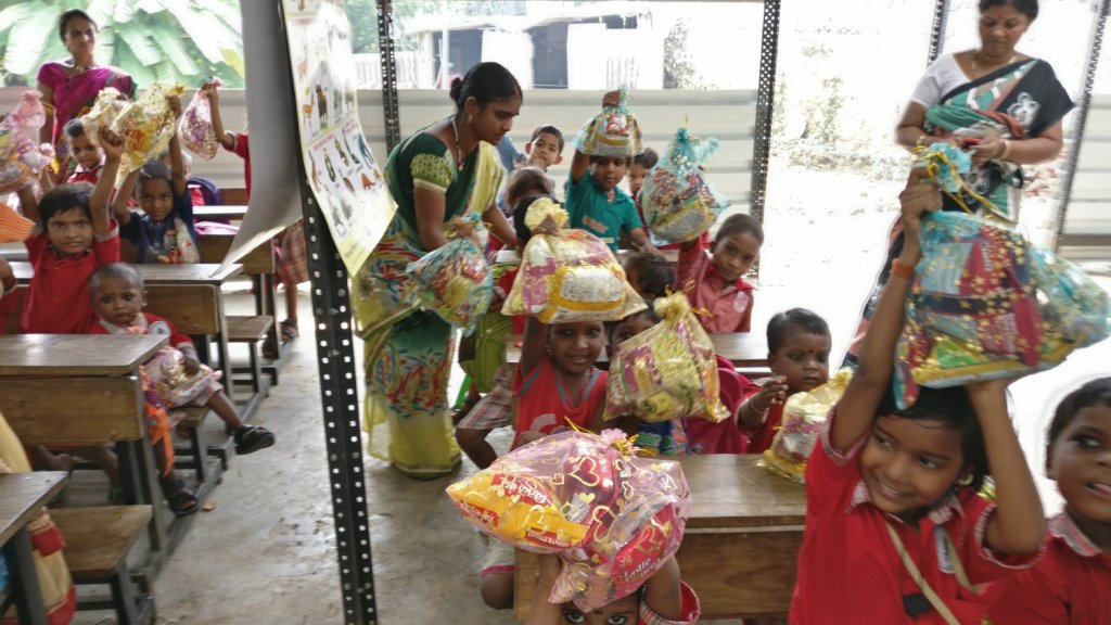 Tiny Tots proudly displaying their Gift Hampers