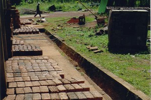 Production of cementstabilized compressed earthblocks
