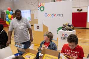 A Googler mentoring Middle School Students