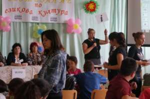 Ralitsa giving instructions to the teams.