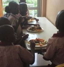 P1 pupils enjoying lunch after the workshop