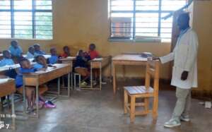 Teacher Didier clearly demonstrating the meaning